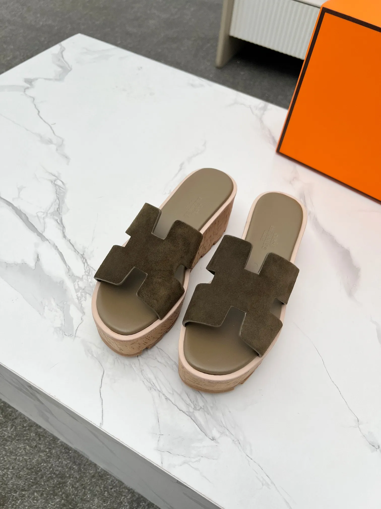 👟👟Ex-factory price 400👟👟 Hermès, upgraded version and workmanship materials. Hermes®🔴The highest version of handmade shoes on the market✨✨ Top product Hermès platform shoes🐎——————————The new model in early spring is the same as the original version, handmade by masters! ❥High-end customization, exclusive products, the highest version in the industry⚠❥Using: Hermers upper: Italian imported cowhide + sheepskin lining (pursuing top walking comfort) ✨～～〰〰〰〰❥ Packing: full set of original packaging━━━━Hermes━━━━━ size: 35-41 (42) customized and non-returnable)